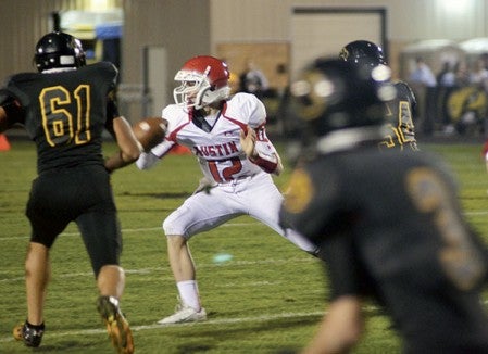 Austin's Jakob Crouch pitches the ball on a lead option at Mankato East Friday. Rocky Hulne/sports@austindailyherald.com